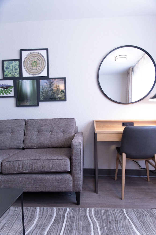Image of Oxford Suites Redding