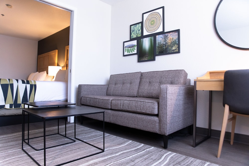 Image of Oxford Suites Redding