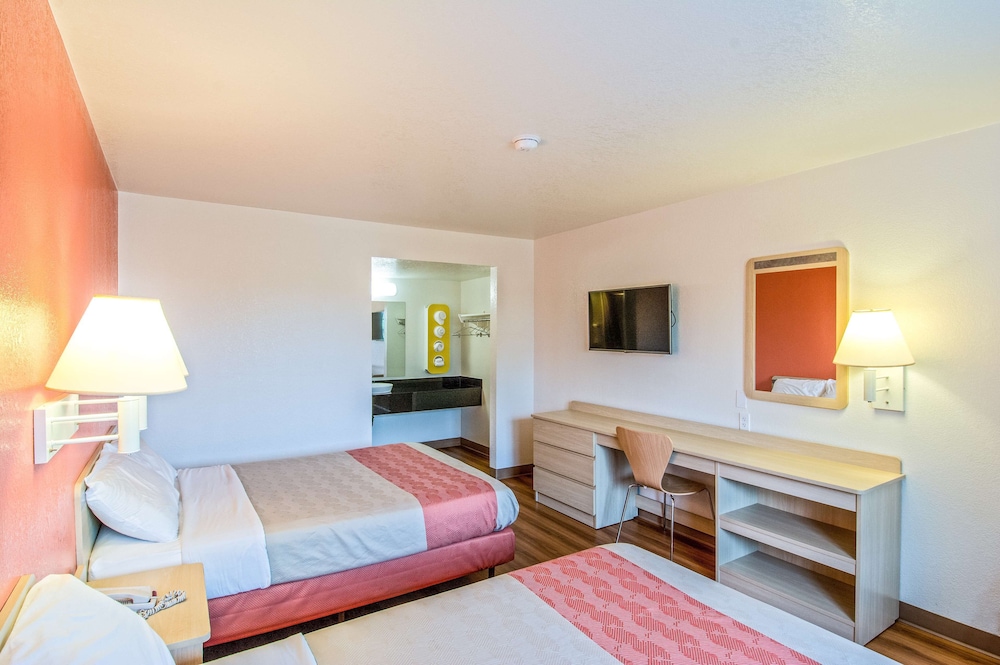Image of Motel 6 Redding, CA - South