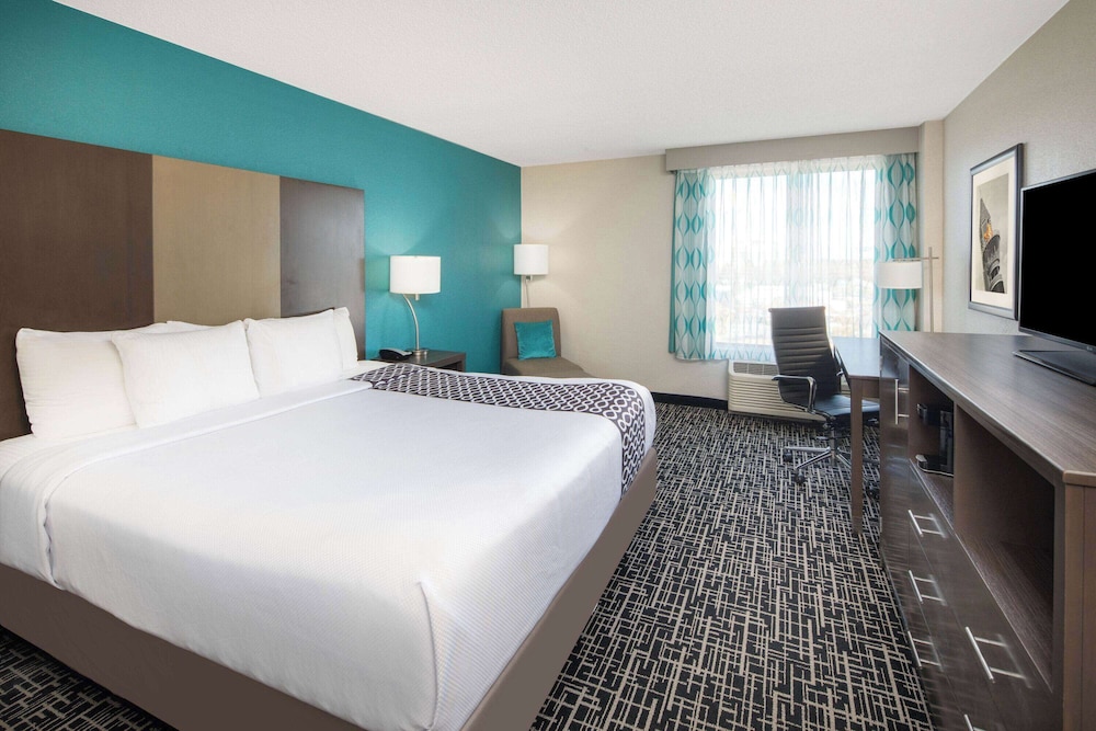 Image of La Quinta Inn & Suites by Wyndham Atlanta Airport North