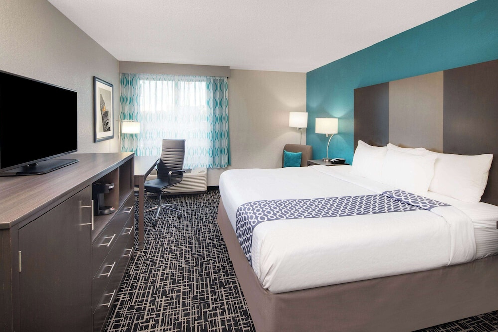 Image of La Quinta Inn & Suites by Wyndham Atlanta Airport North