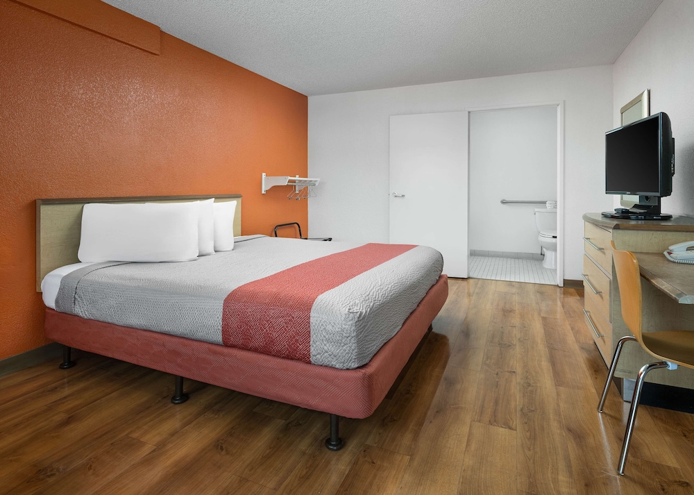 Image of Motel 6 Carlsbad, CA - East