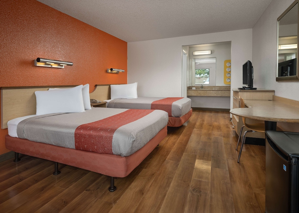 Image of Motel 6 Carlsbad, CA - East