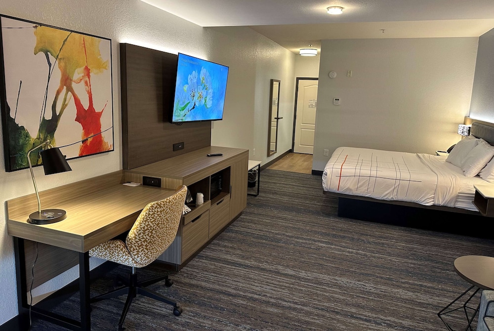Image of La Quinta Inn & Suites by Wyndham Macon West